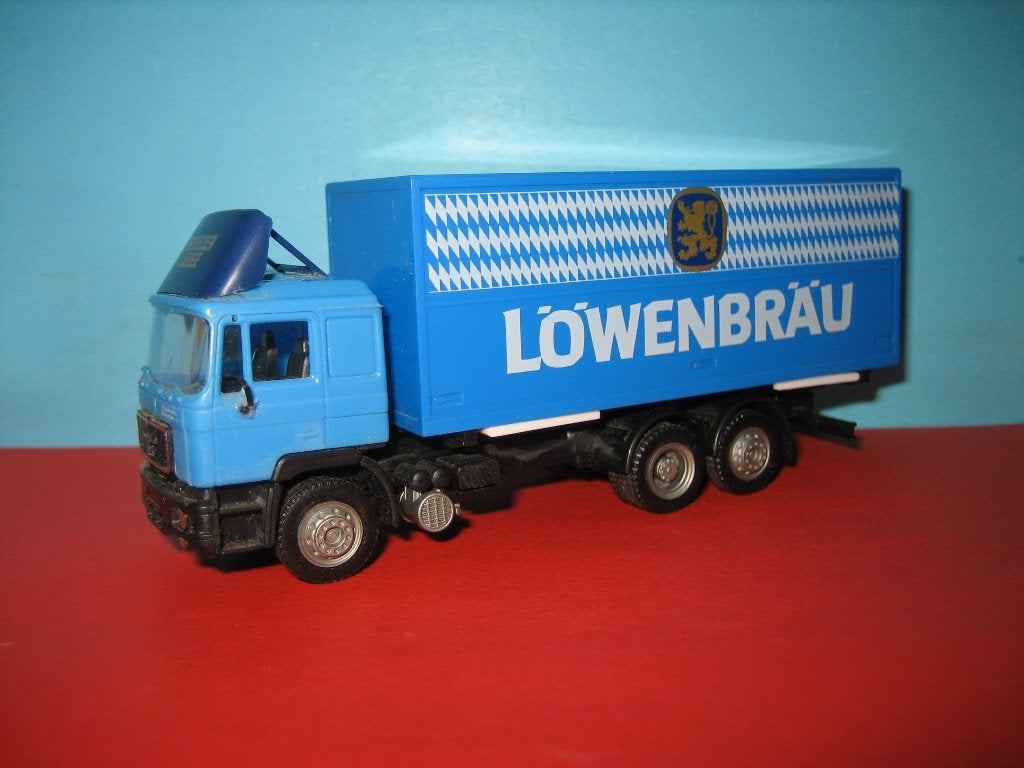 Bakwagen  Lowenbrau  MAN met afzetbak  Herpa, Ophalen of Verzenden, Zo goed als nieuw, Bus of Vrachtwagen, Herpa