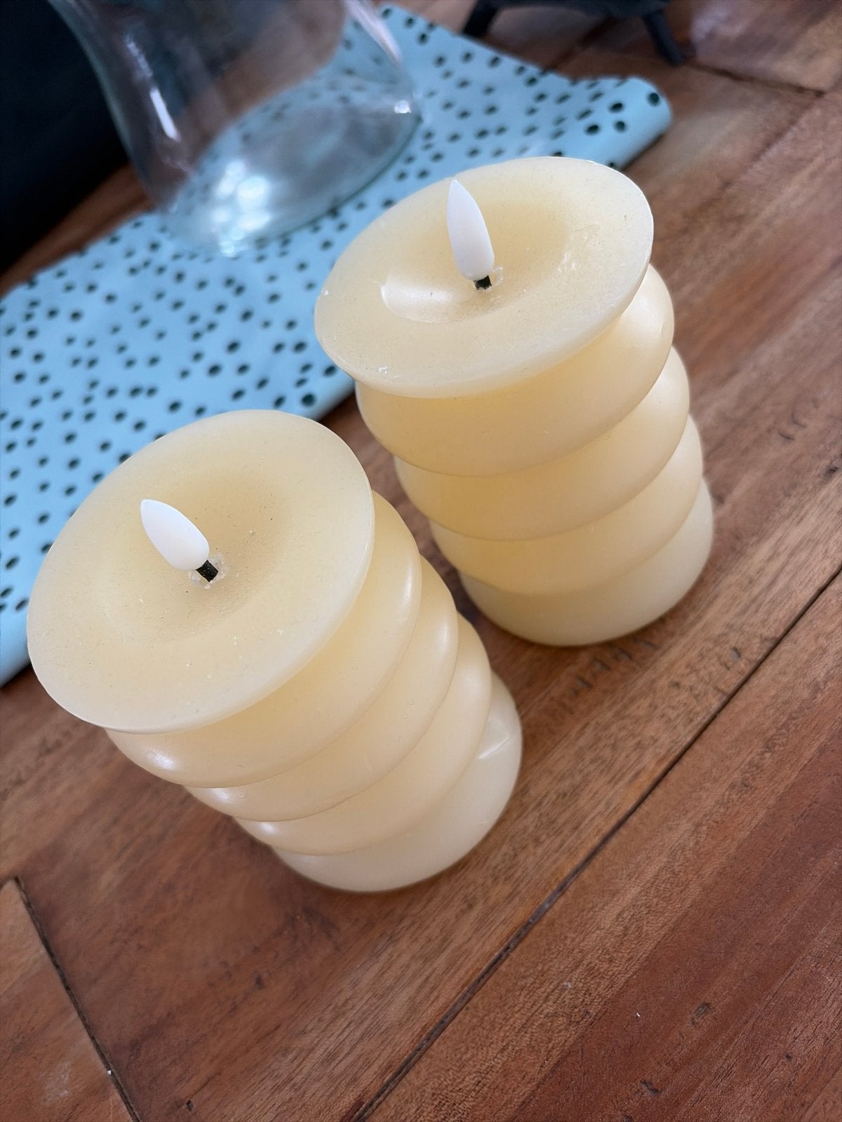 Set van 2 LED kaarsen met bewegende vlam, Gebruikt, Was, Ophalen of Verzenden, Crème