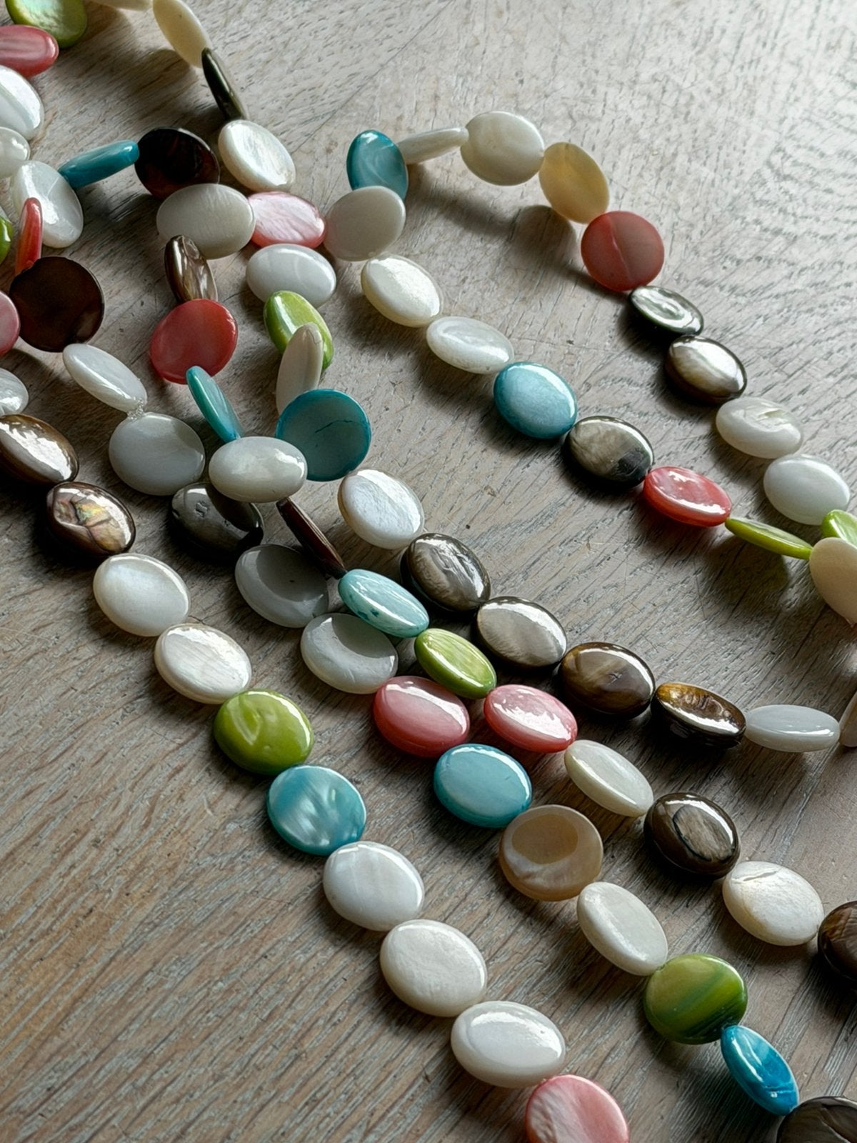 Lange ketting met gekleurde parelmoer kralen, Ophalen of Verzenden, Zo goed als nieuw, Overige kleuren, Overige materialen