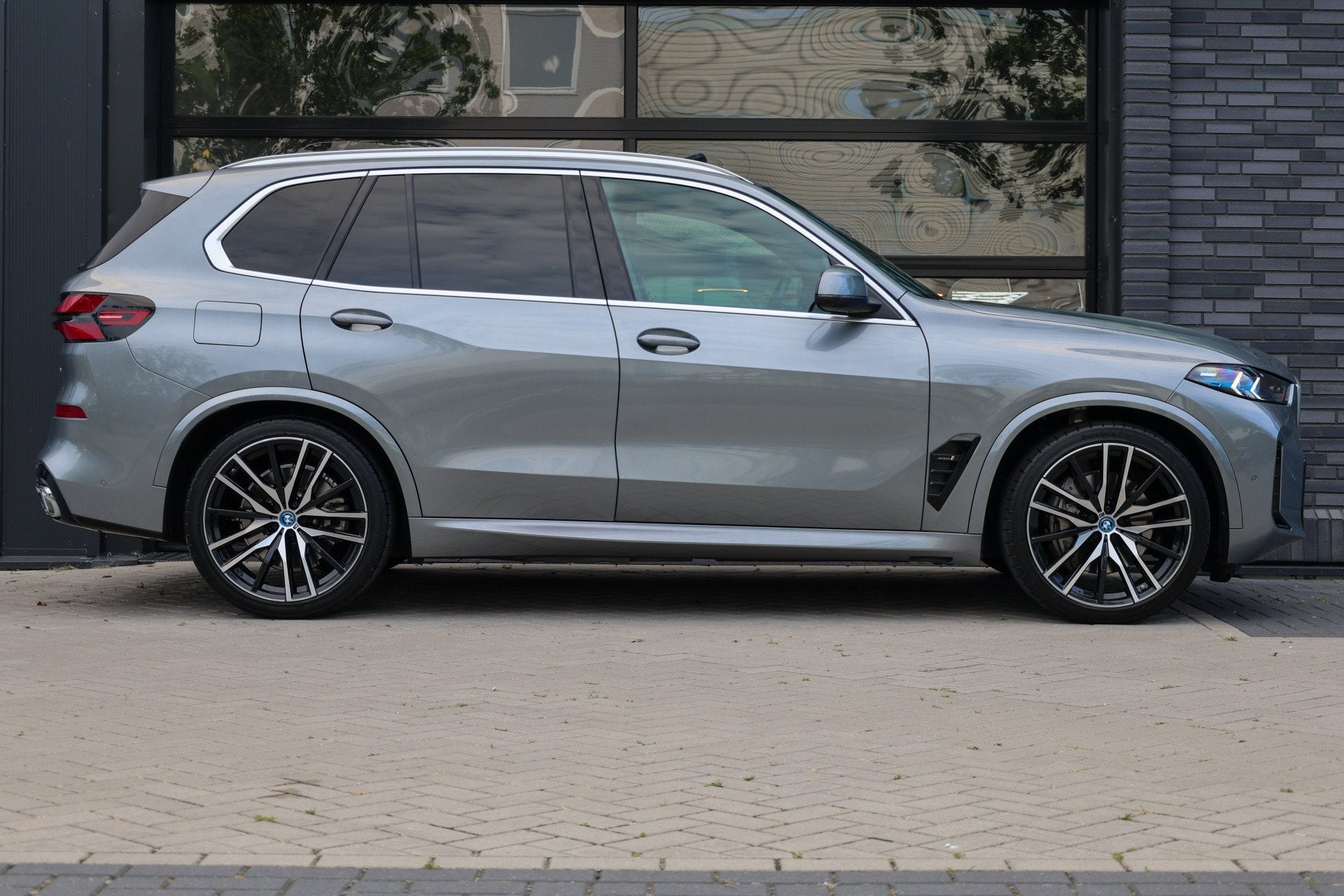 Foto 15 van BMW X5 xDrive50e | BTW | SKYLOUNGE | 22 INCH | COMFORTSTOELE