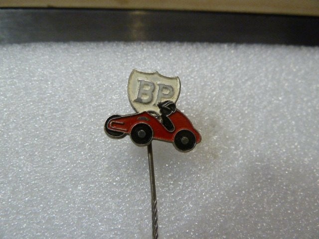 Vintage BP Auto Speldje - Rode Raceauto Pin, Ophalen of Verzenden, Gebruikt, Transport, Speldje of Pin