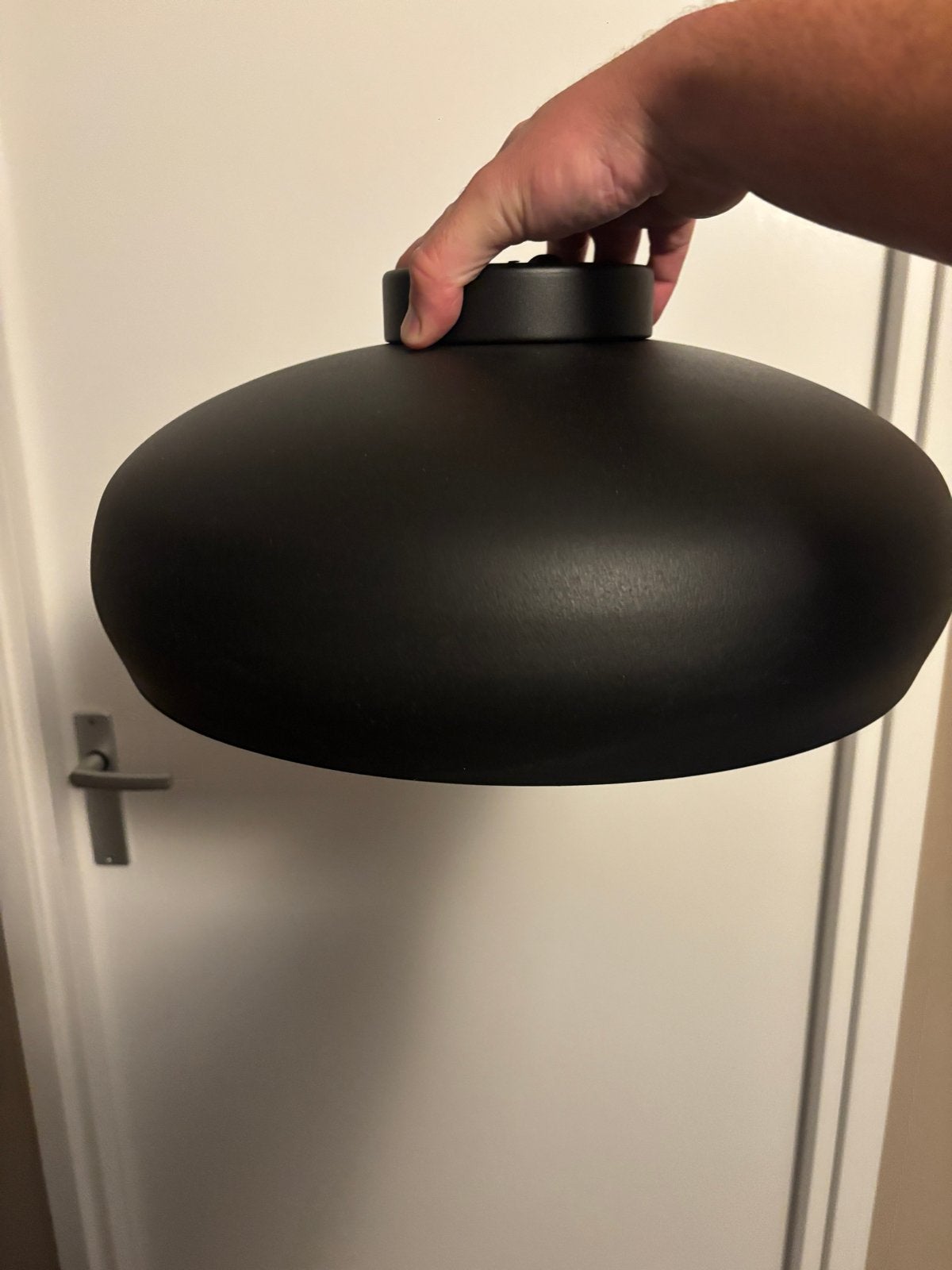 Moderne zwarte hanglamp met gouden binnenkant, Ophalen, Zo goed als nieuw, Metaal, E27 (groot)