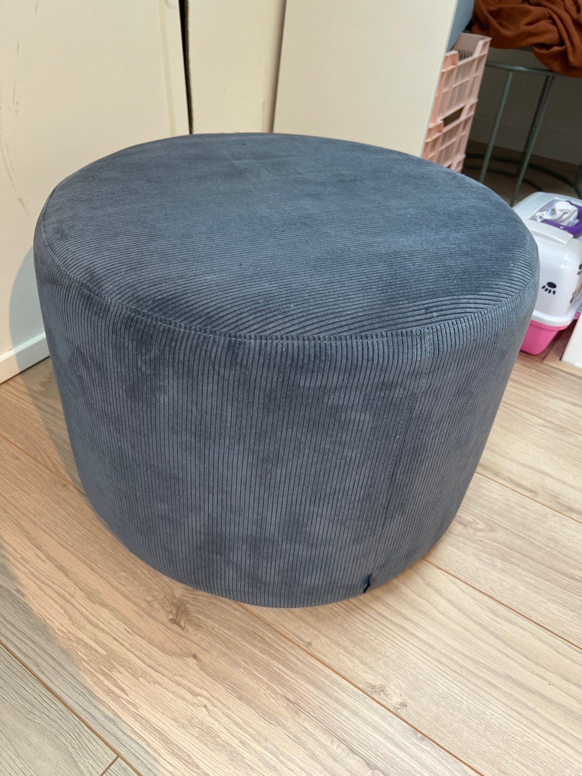Stijlvolle ronde poef van ribstof - blauw, Huis en Inrichting, Banken | Voetenbanken en Poefen, Ophalen, Gebruikt, Rond, Minder dan 50 cm