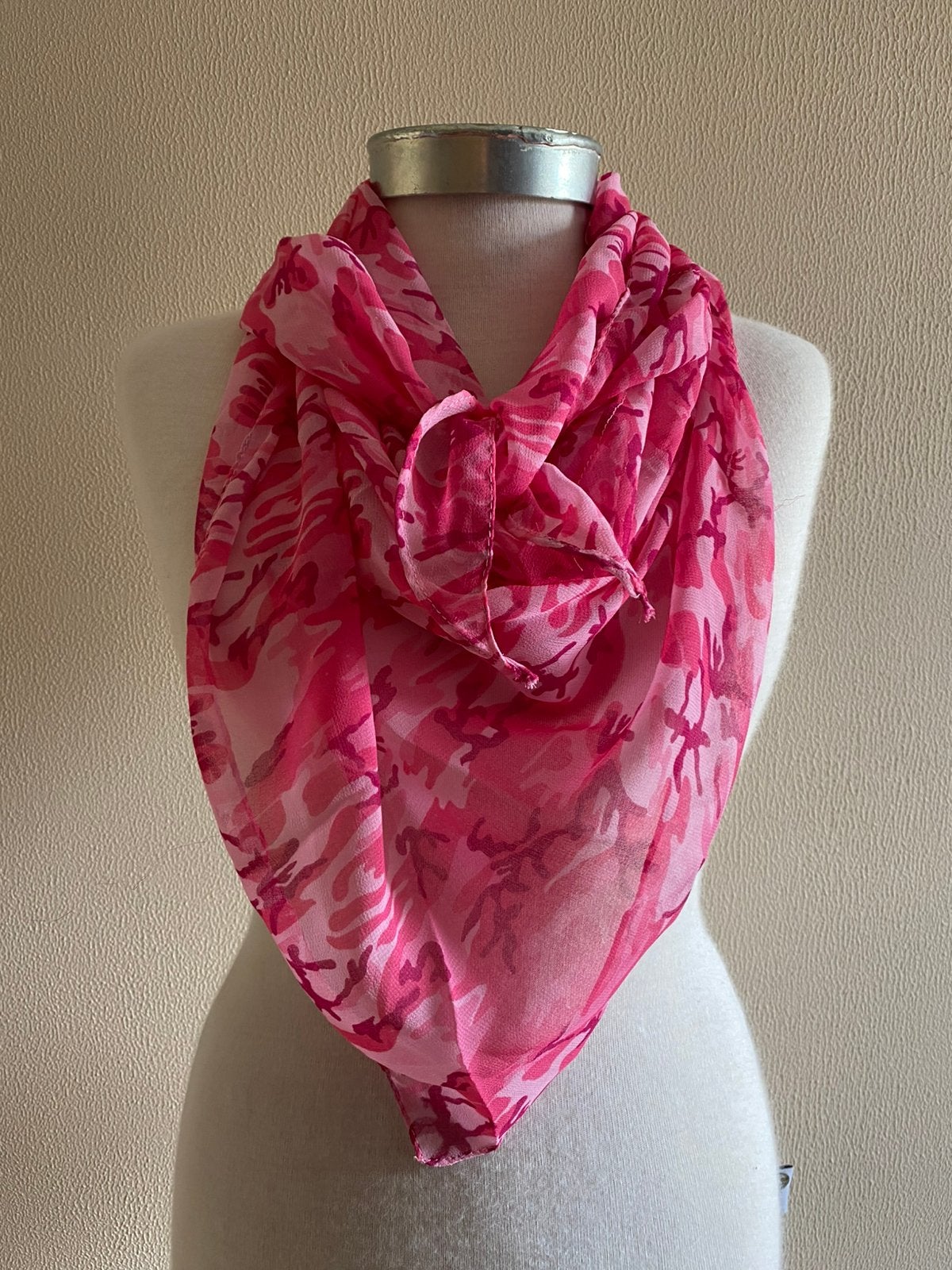 Roze camouflage sjaal/omslagdoek/pareo - Nieuw!, Kleding | Dames, Ophalen of Verzenden, Nieuw, Sjaal
