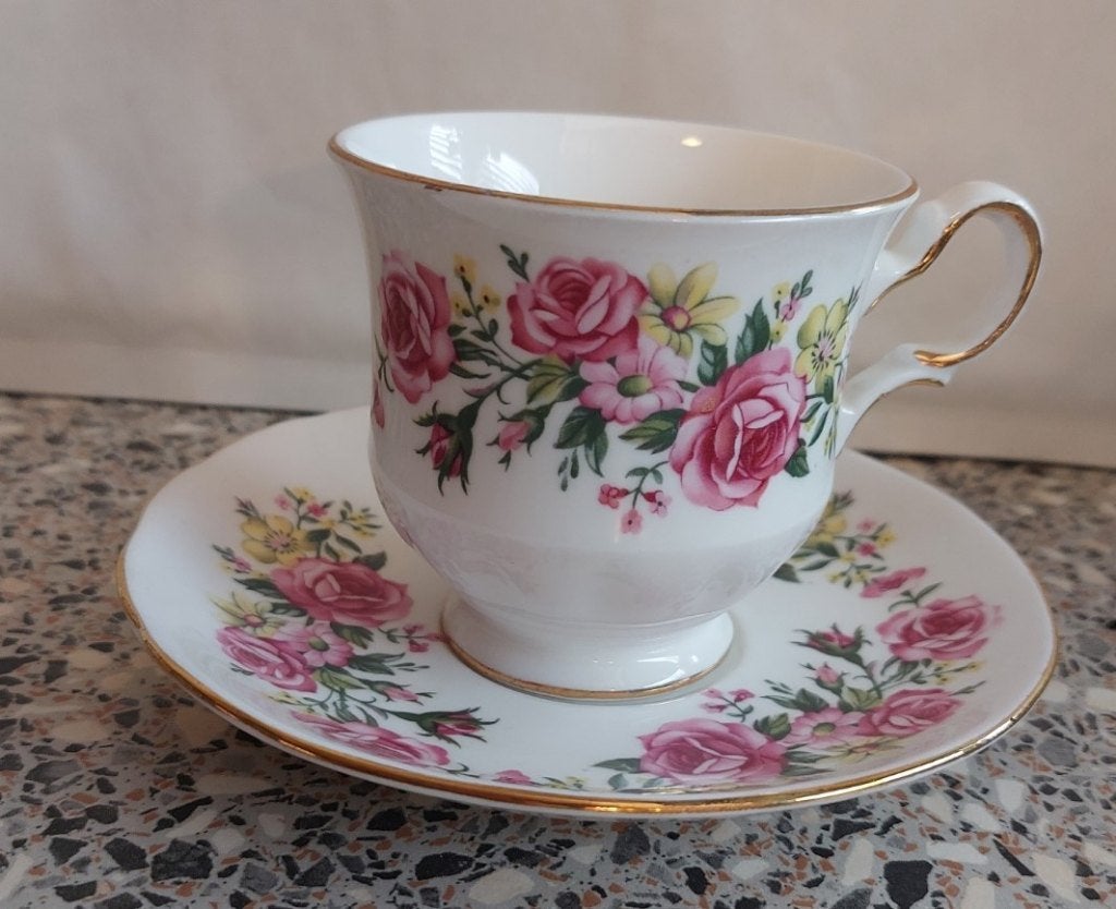Vintage Royal Vale kop schotel Floral roze gele bloem gouden, Overige merken, Ophalen of Verzenden, Zo goed als nieuw, Overige stijlen