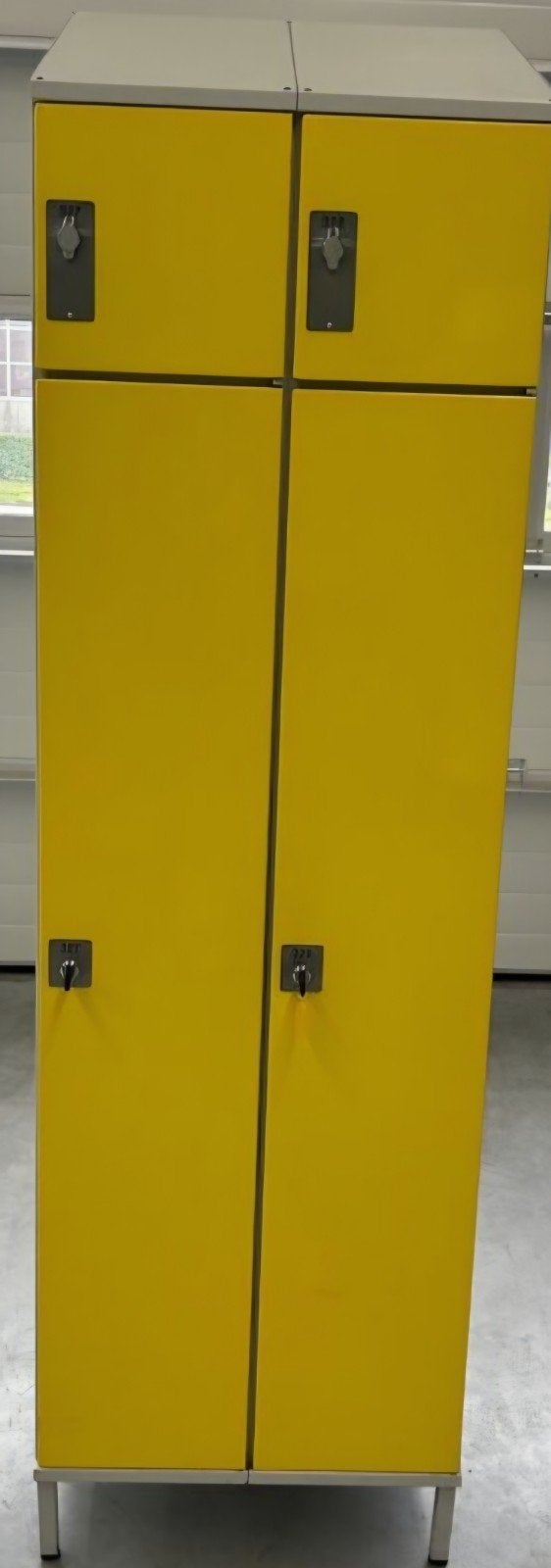 Gele kluisjes ( lockerman) met 4 deuren en 4 pootjes, Ophalen, Gebruikt, Industrieel, Modern, Functioneel