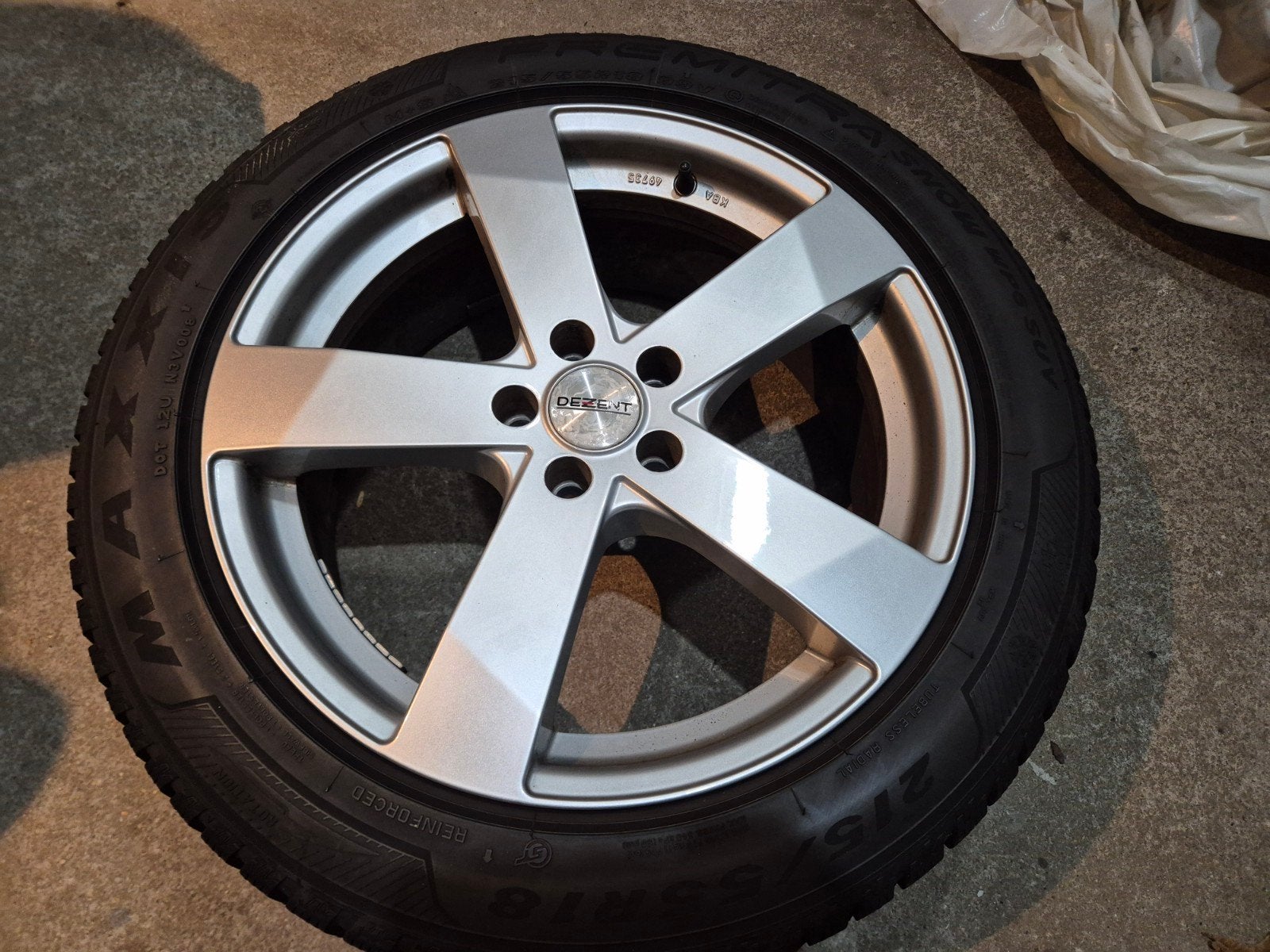 Winterbanden op velg 215/55/18 Opel Mokka (DOT 22), Ophalen, 18 inch, Banden en Velgen, Winterbanden