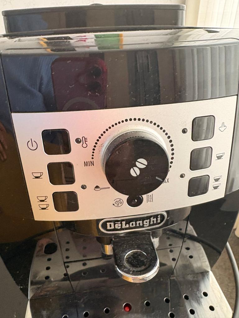 DeLonghi Magnifica S volautomatische espressomachine, Afneembaar waterreservoir, Espresso apparaat, Zo goed als nieuw, 2 tot 4 kopjes
