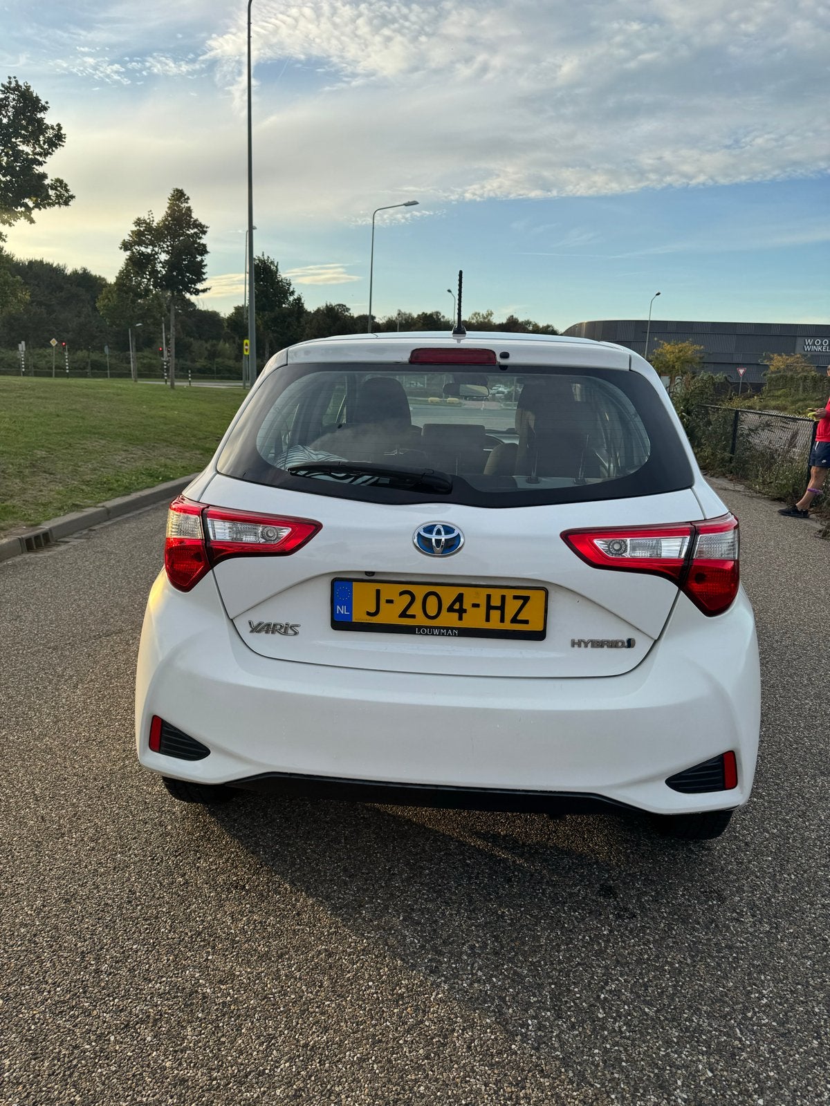 Foto 7 van Toyota Yaris 1.5 Hybrid 100pk 5D CVT 2018 Wit