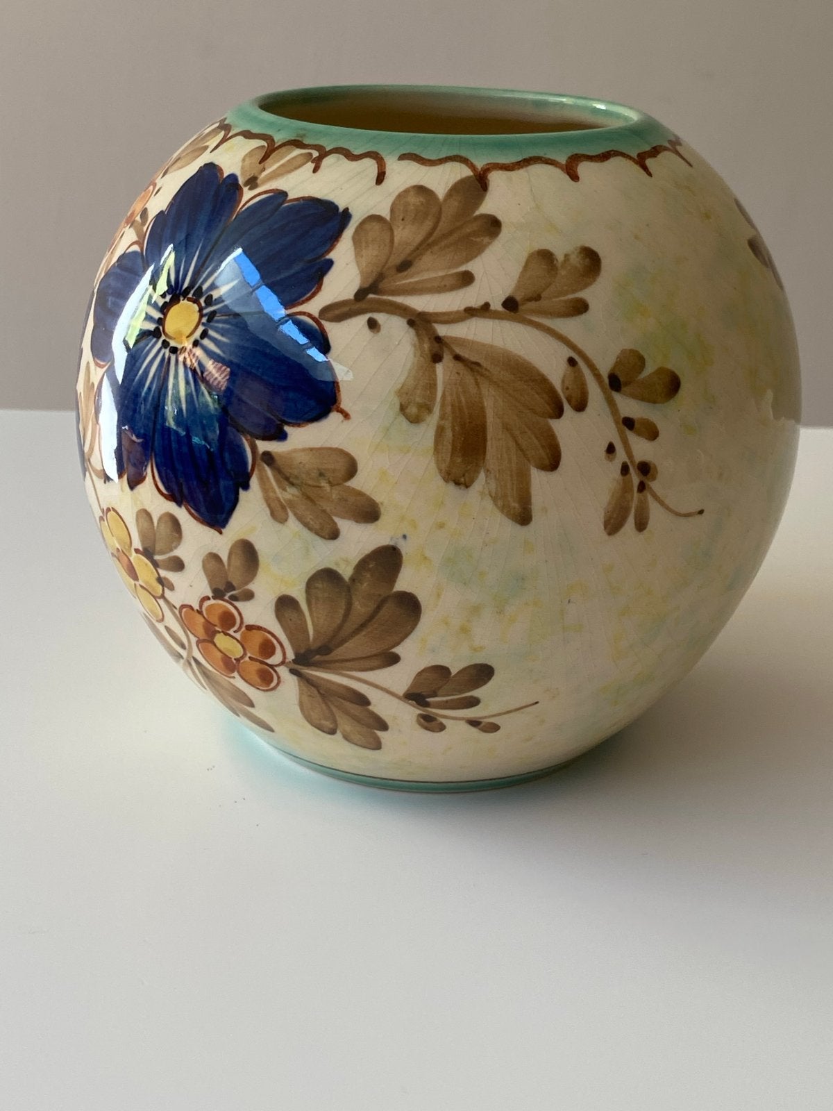 Flora Gouda Holland Bolvaas met bloemmotief, Antiek en Kunst, Antiek | Vazen, Ophalen of Verzenden