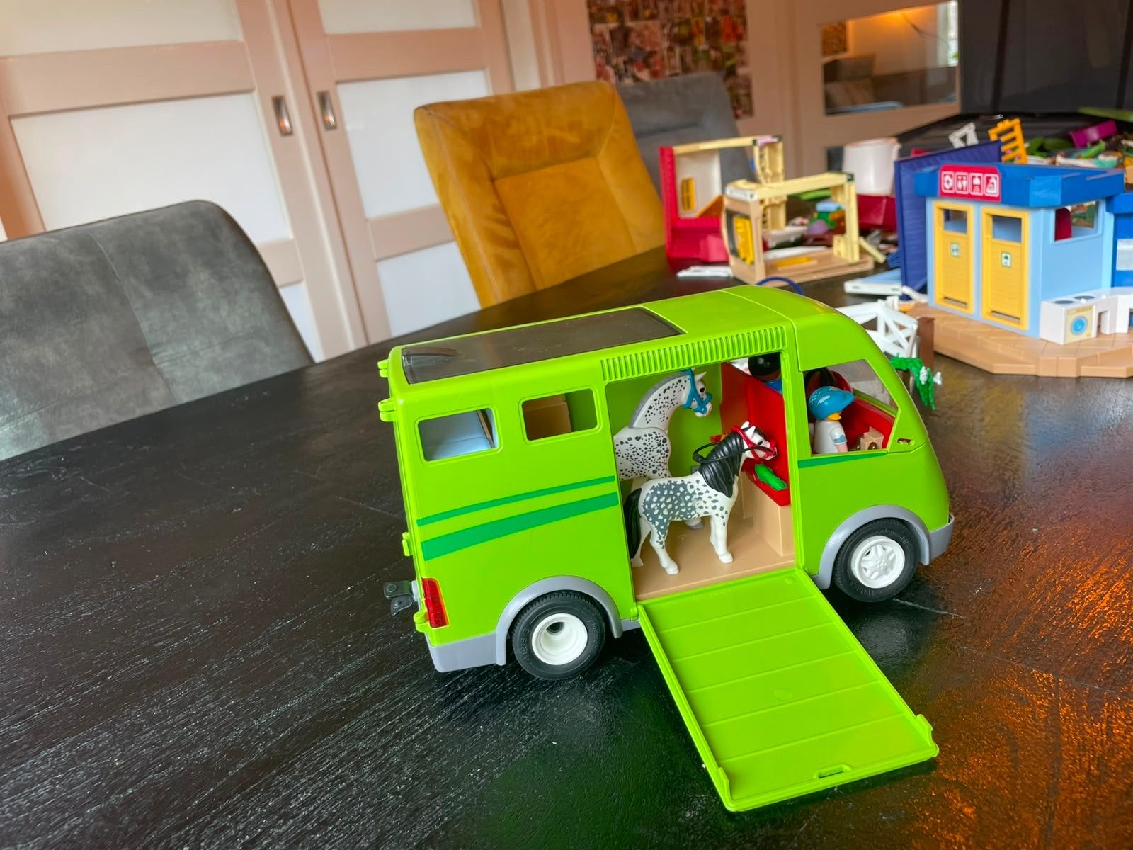 Playmobil paardentrailer met paarden en figuren, Ophalen of Verzenden, Gebruikt