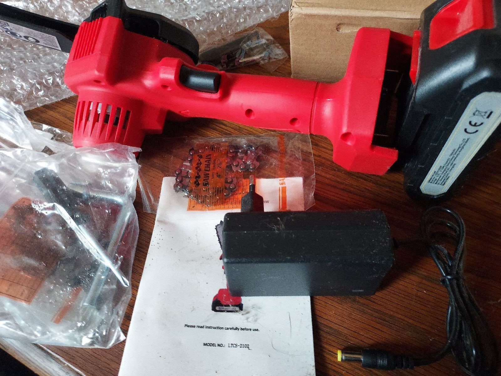 Nieuwe 4-inch mini kettingzaag met accu en lader, Doe-het-zelf en Verbouw, Minder dan 30 mm, Onbekend, Kettingzaag, Nieuw