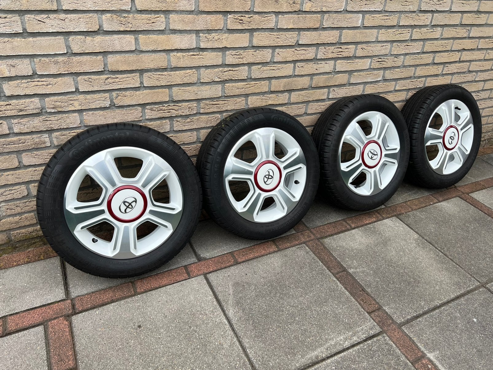 15 inch ORG Toyota aygo velgen met zomerbanden 4x100, Ophalen, 15 inch, Velg(en), 165 mm