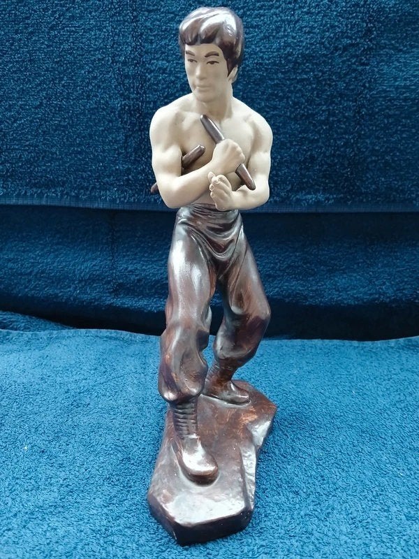 Shiwan Mudman Beeld Bruce Lee met Nunchucks Keramiek/Klei, Ophalen of Verzenden, Zo goed als nieuw, Mens