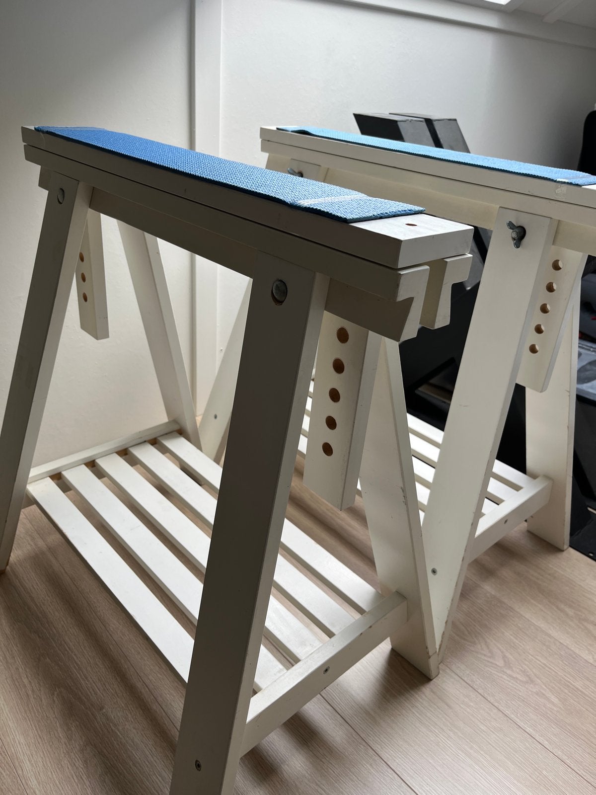 2 verstelbare houten wit gelakte bokjes, Doe-het-zelf en Verbouw, Ophalen, Gebruikt, Minder dan 70 cm
