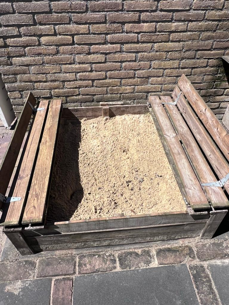 Houten zandbak met bankjes, zand en hoes (108x108cm), Ophalen, Gebruikt