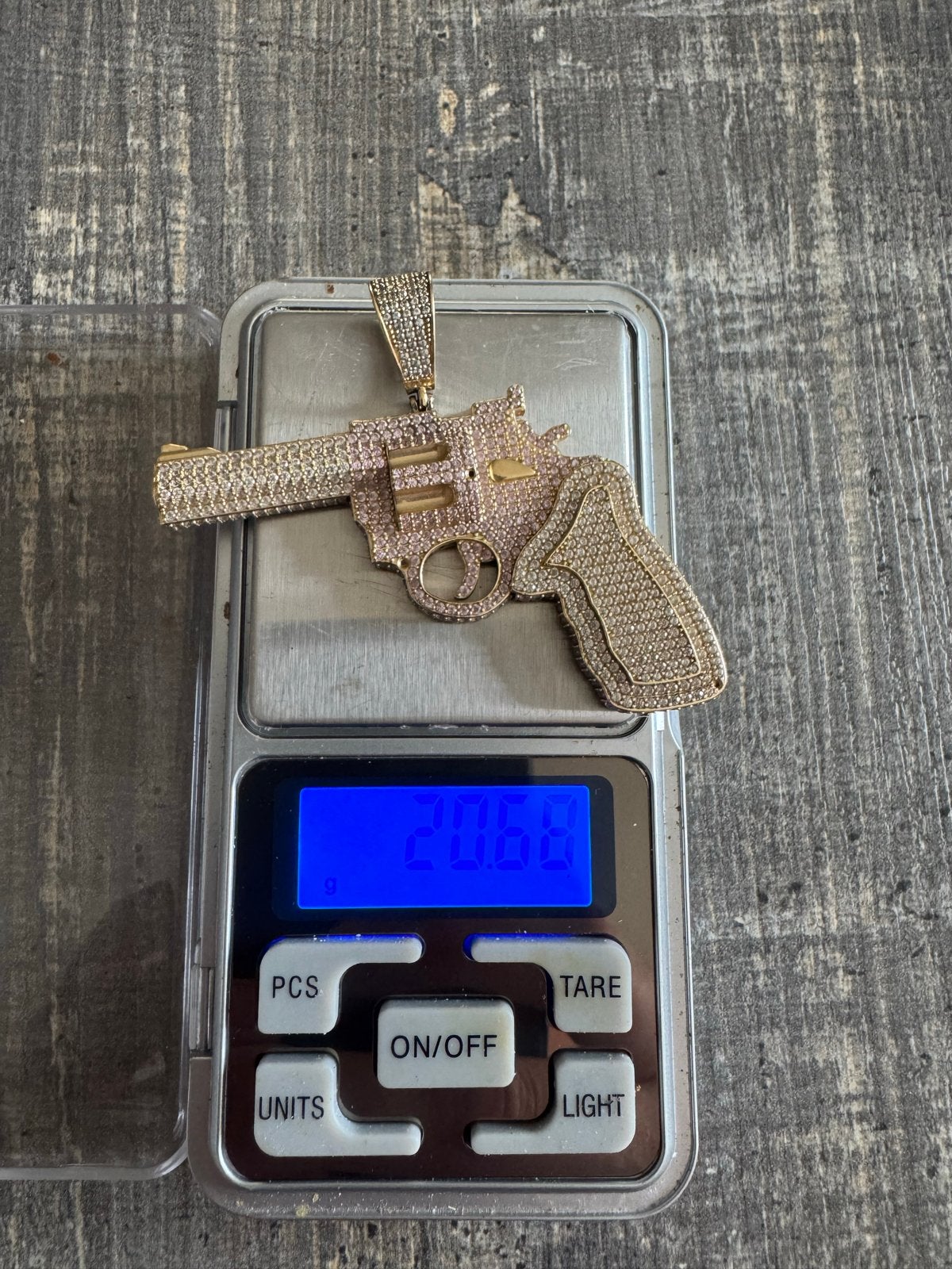 Gouden hanger in de vorm van een revolver met edelstenen, Ophalen, Gebruikt, Overige voorstellingen, Met edelsteen