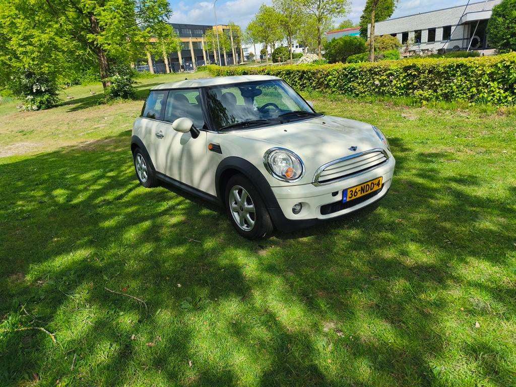 Mini (r56) 1.6 75pk 2010 Wit *nieuwe apk*ijskoude airco*, Auto's, Mini, Voorwielaandrijving, Stof, Zwart, 4 cilinders