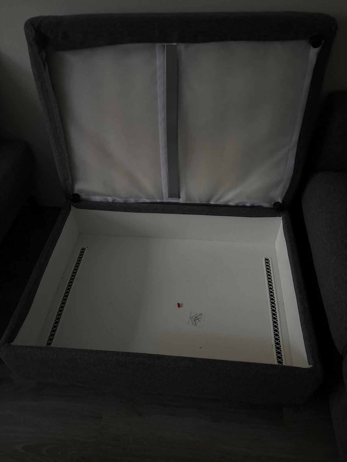 Grijze tweepersoons bank met opbergruimte, Ophalen, 125 tot 150 cm, Tweepersoons, Zo goed als nieuw