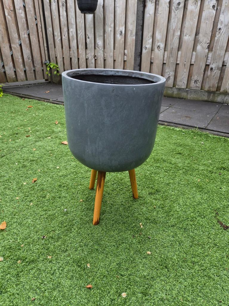 Grijze bloempot op 3 poten, 61 cm hoog, geschikt voor binnen, Tuin en Terras, Bloempotten, Overige materialen, Gebruikt, Rond