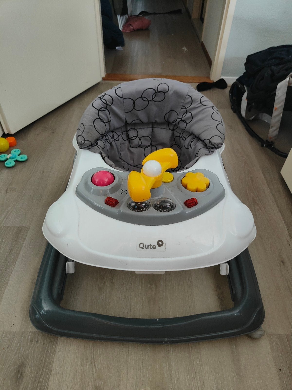 Qute loop stoeltje, Ophalen, Zo goed als nieuw, Overige typen, Met wieltjes