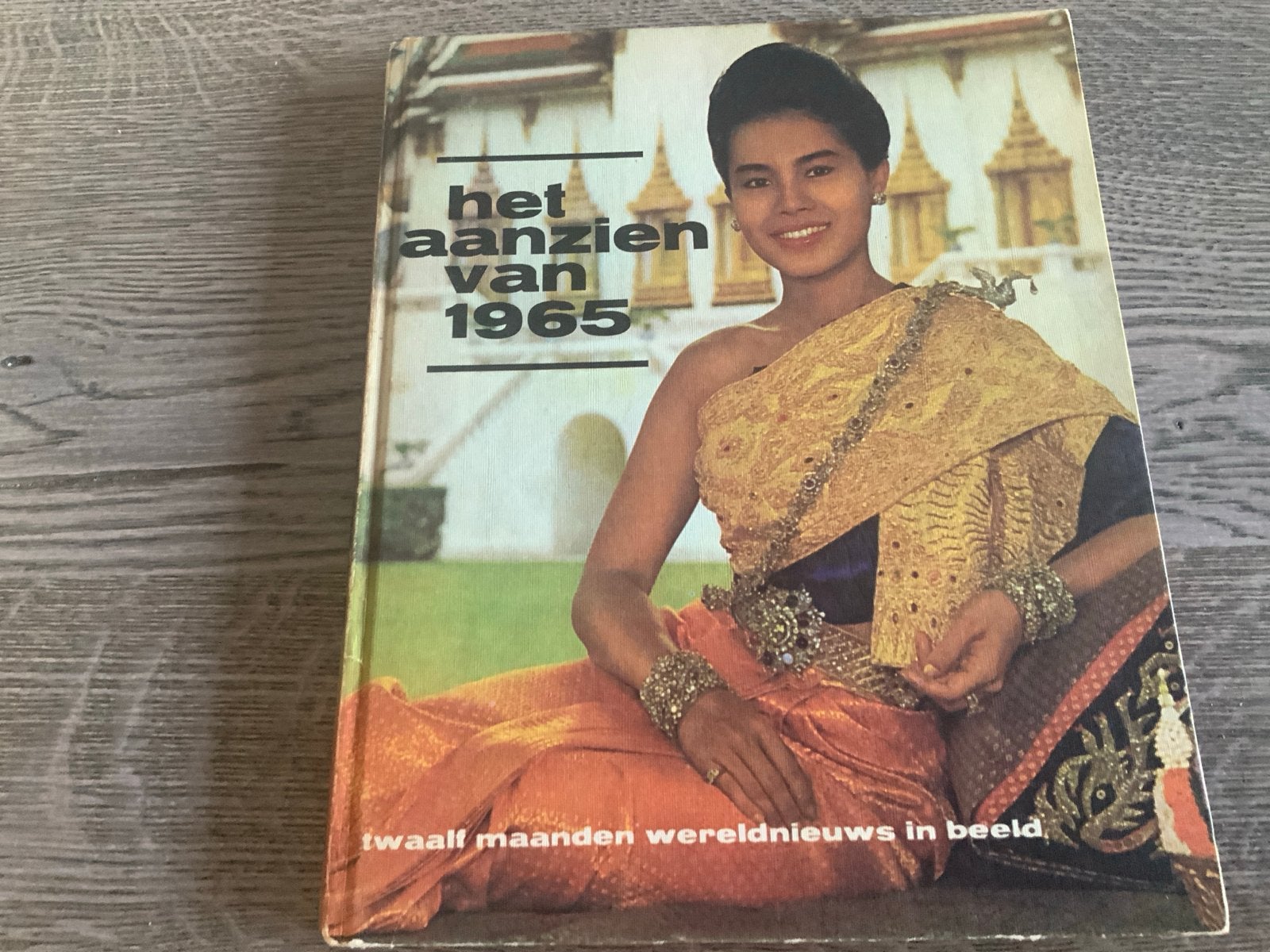 Het Aanzien van 1965 - Twaalf maanden wereldnieuws in beeld, Boeken, Ophalen of Verzenden, Gelezen, Overige typen