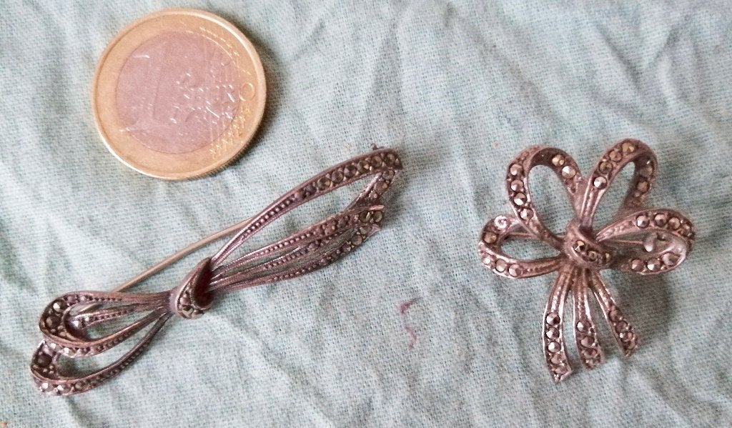 2 zilveren strik broches met marcasietjes, Sieraden, Tassen en Uiterlijk, Antieke sieraden, Ophalen of Verzenden, Zilver, Broche