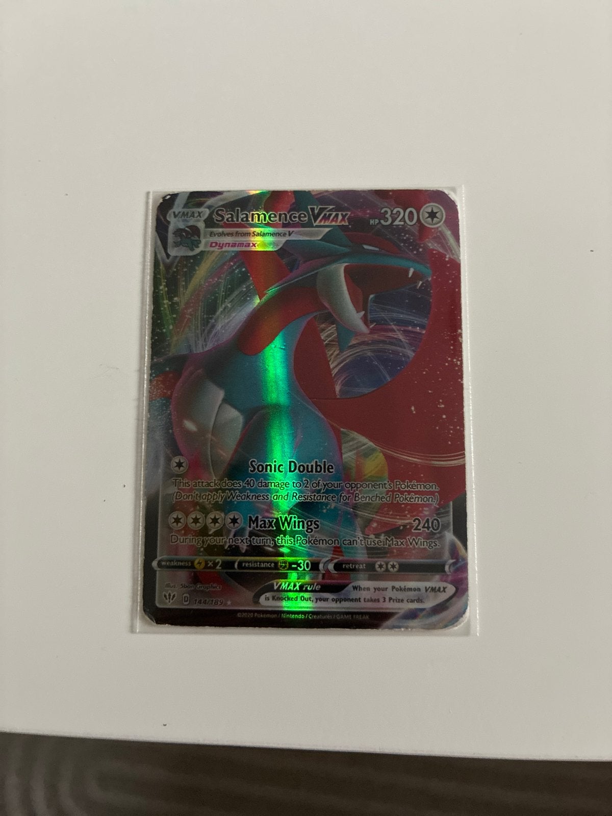 Salamence VMAX Pokémon kaart - Licht beschadigd, Ophalen of Verzenden, Gebruikt, Losse kaart