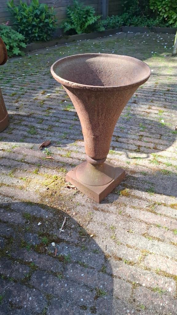 Metalen bloempot op voet - Vintage look, Ophalen, Gebruikt, Minder dan 60 cm, Rond
