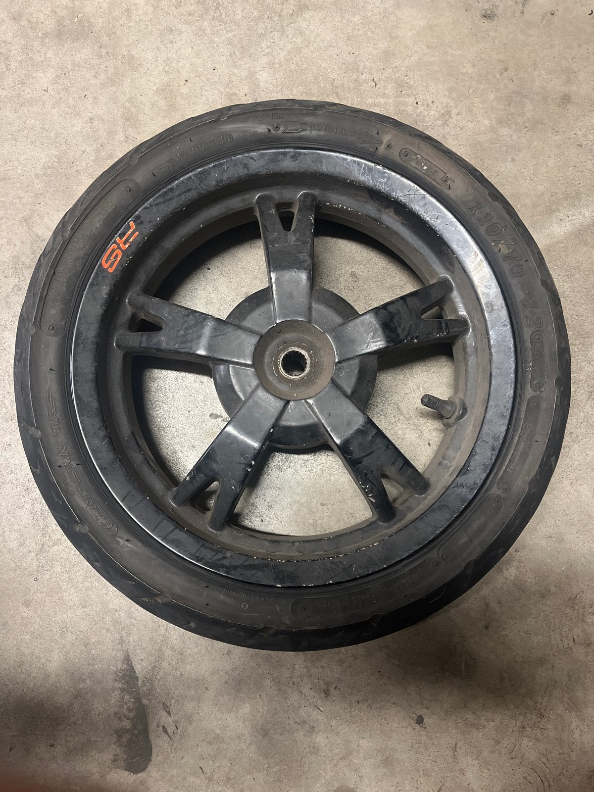 Peugeot Kisbee achtervelg met versleten band, Ophalen, Gebruikt, Overige typen, Peugeot