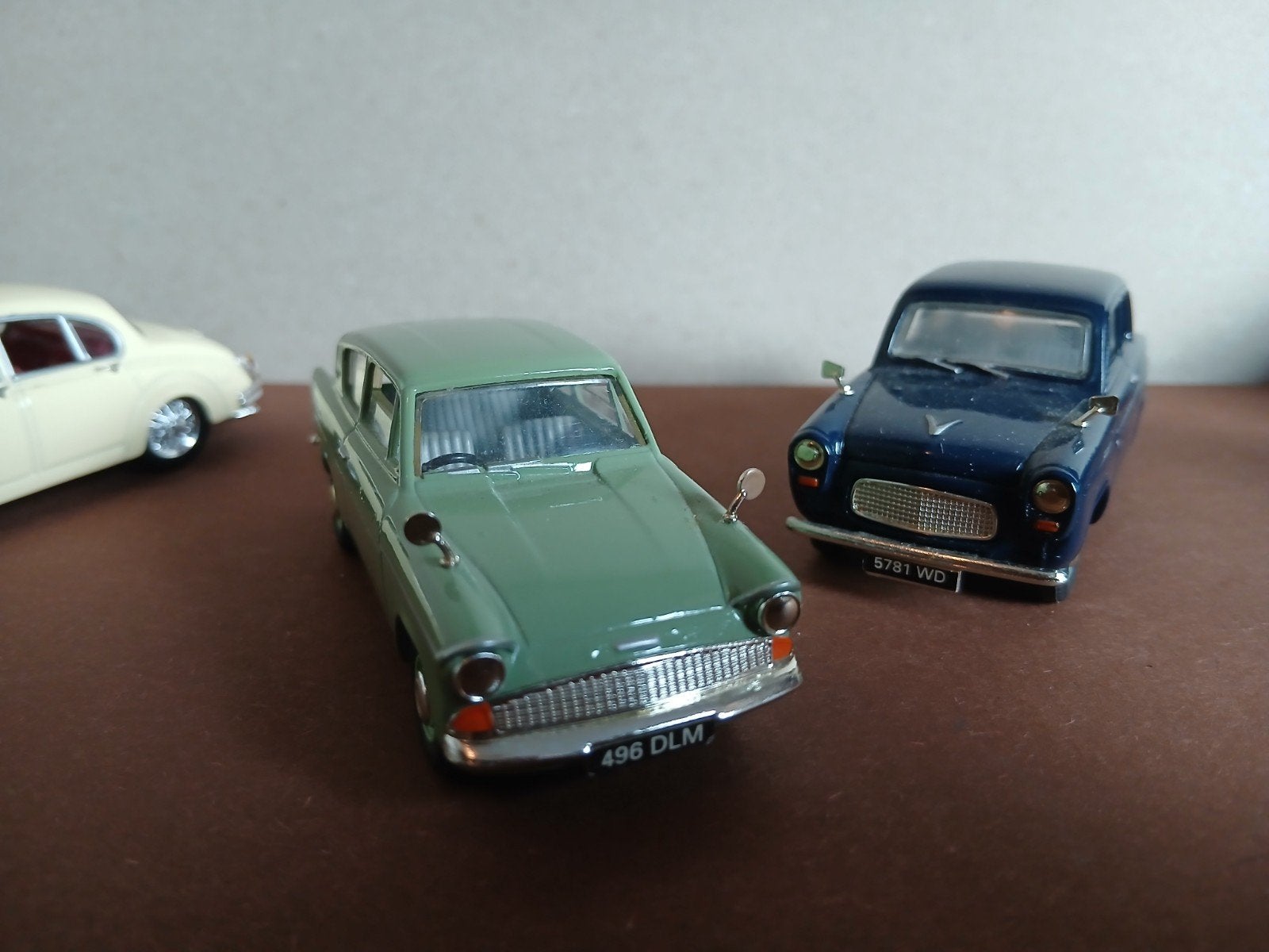 Vanguards Ford Anglia, 100E, en Maisto Jaguar, Ophalen of Verzenden, Auto, Corgi
