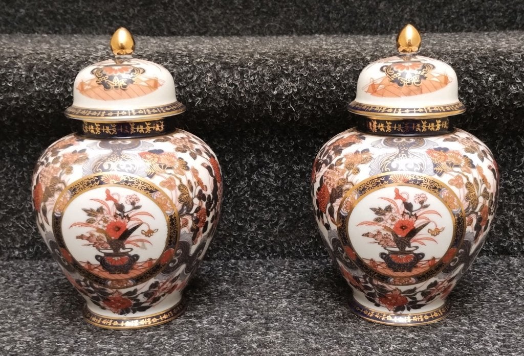 Imari dekselvazen, twee stuks, Saji, Japan, Overige kleuren, Aardewerk of Porselein, Ophalen of Verzenden, Zo goed als nieuw