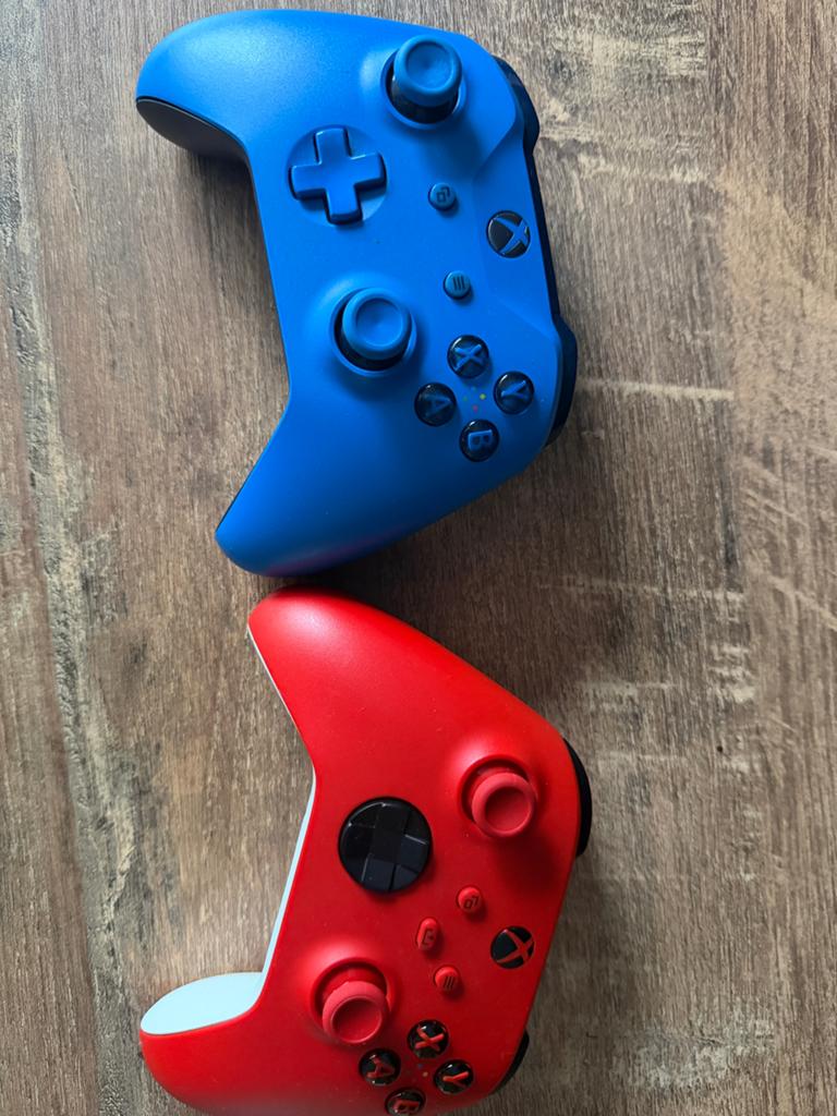 2x xbox wireless Controllers (Pulse Red&Shock Blue)+adapter, Spelcomputers en Games, Spelcomputers | Xbox | Accessoires, Ophalen of Verzenden