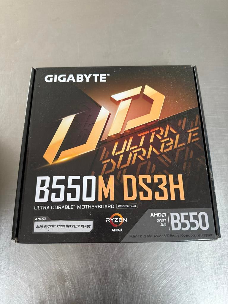 GIGABYTE B550M DS3H Moederbord - AMD Socket AM4, Ophalen of Verzenden, Zo goed als nieuw, AMD, DDR4