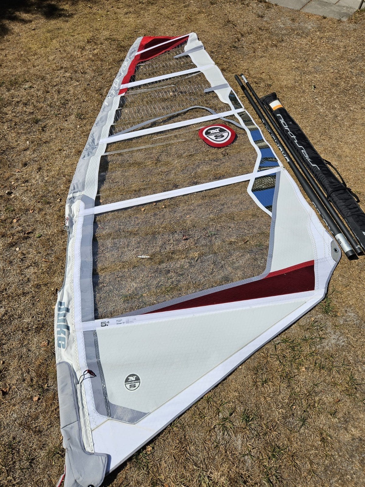 te koop surfzeil 5.4 inclusief bijbehorende mast, Watersport en Boten, Windsurfen, Ophalen, Met giek, 5 tot 6.5 m², Zo goed als nieuw