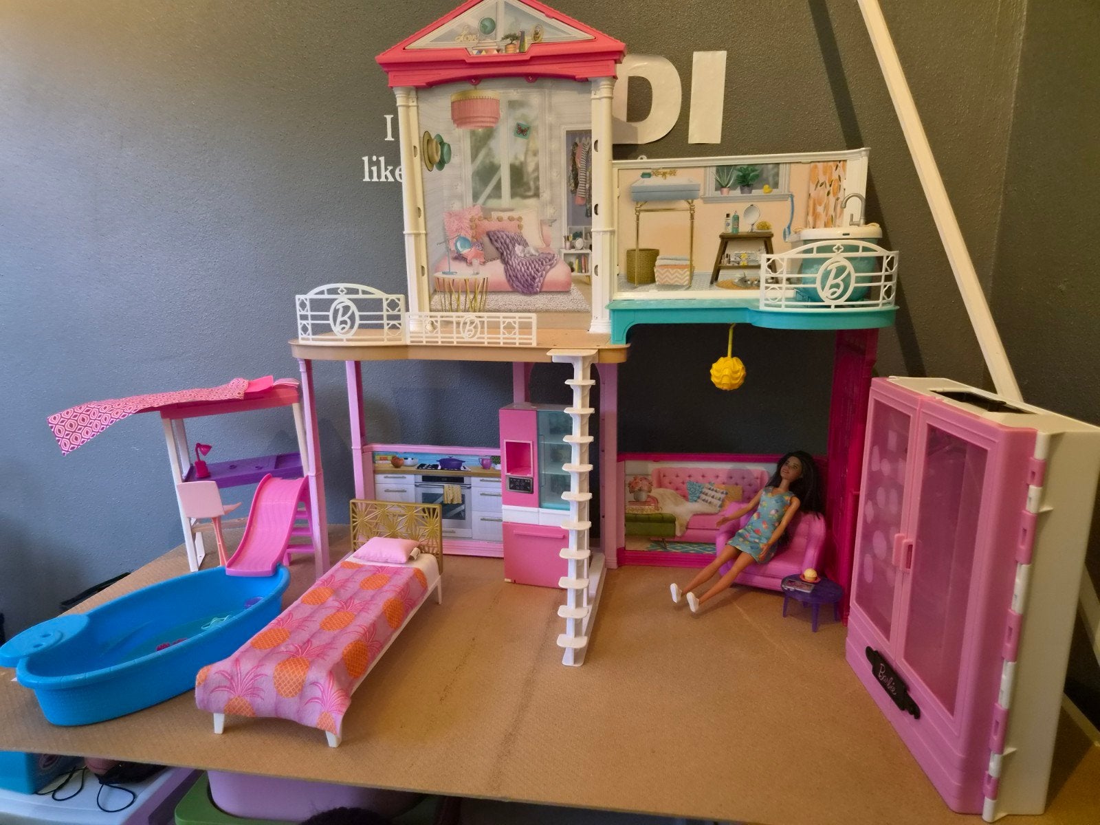 barbie huis compleet met kast en bed extra, Ophalen, Zo goed als nieuw, Toebehoren