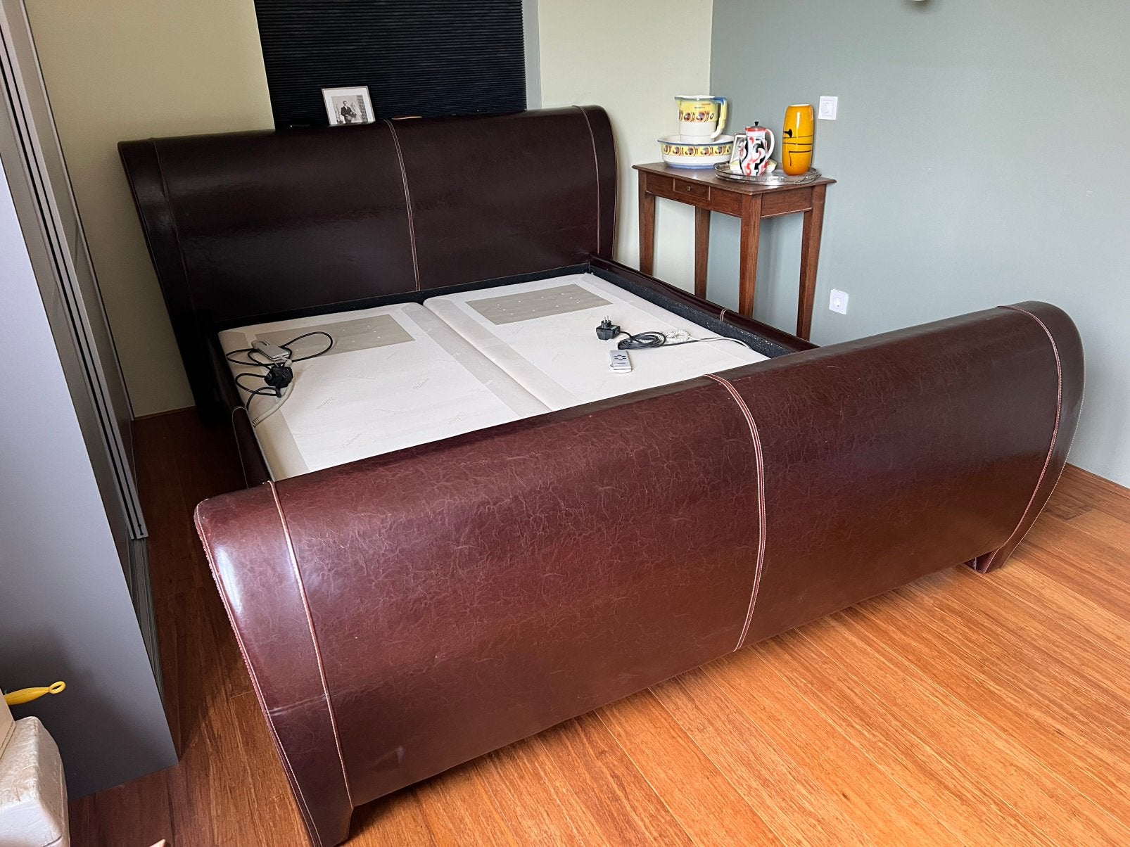 Tweepersoonsbed met leren ombouw, Ophalen, Gebruikt, 150 tot 200 cm, Modern klassiek