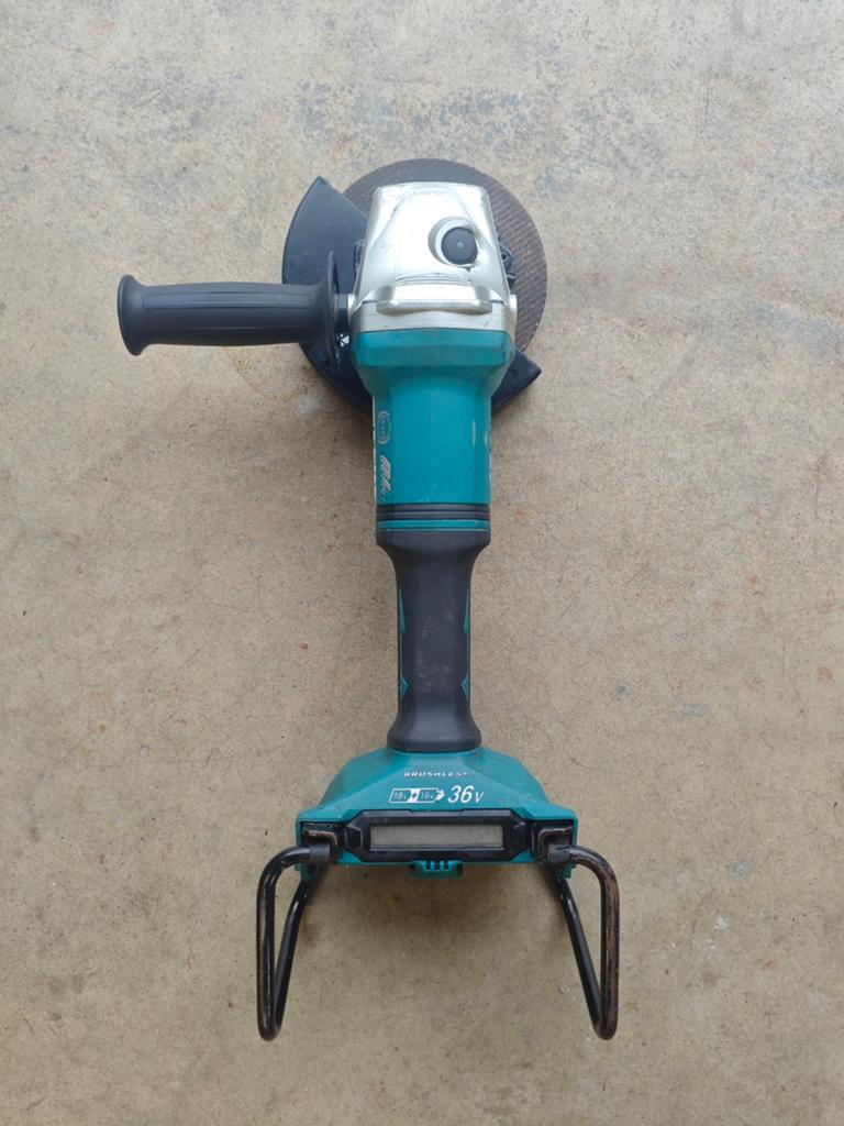 Makita 36V slijpschijf 180mm, Doe-het-zelf en Verbouw, Gereedschap | Slijpmachines, Ophalen, Gebruikt, 1000 watt of meer, Haakse handslijpmachine