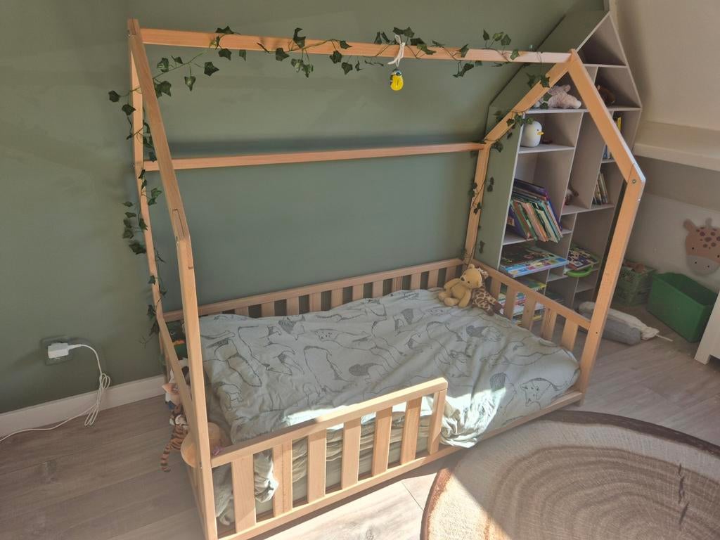 Peuter bed huisje, Kinderen en Baby's, Kinderkamer | Stapelbedden en Hoogslapers, Ophalen, Zo goed als nieuw, Hoogslaper