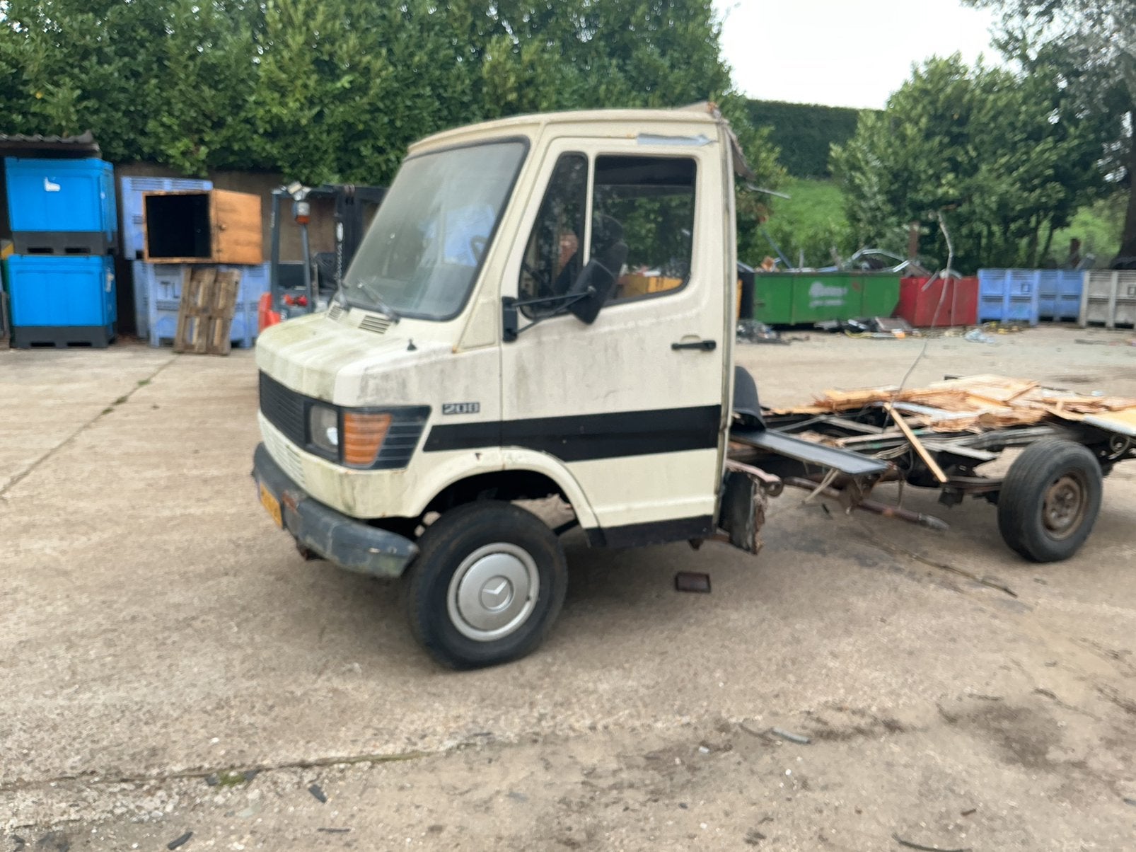 Te koop goed draaiende motor Mercedes 208 benzine 150.000 km, Ophalen