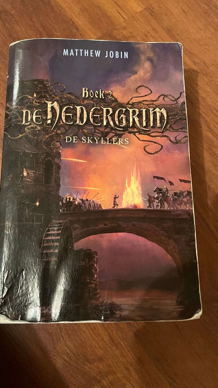 De Nedergrim: De Skyllers - Boek 2 (Matthew Jobin), Boeken, Ophalen of Verzenden, Gelezen