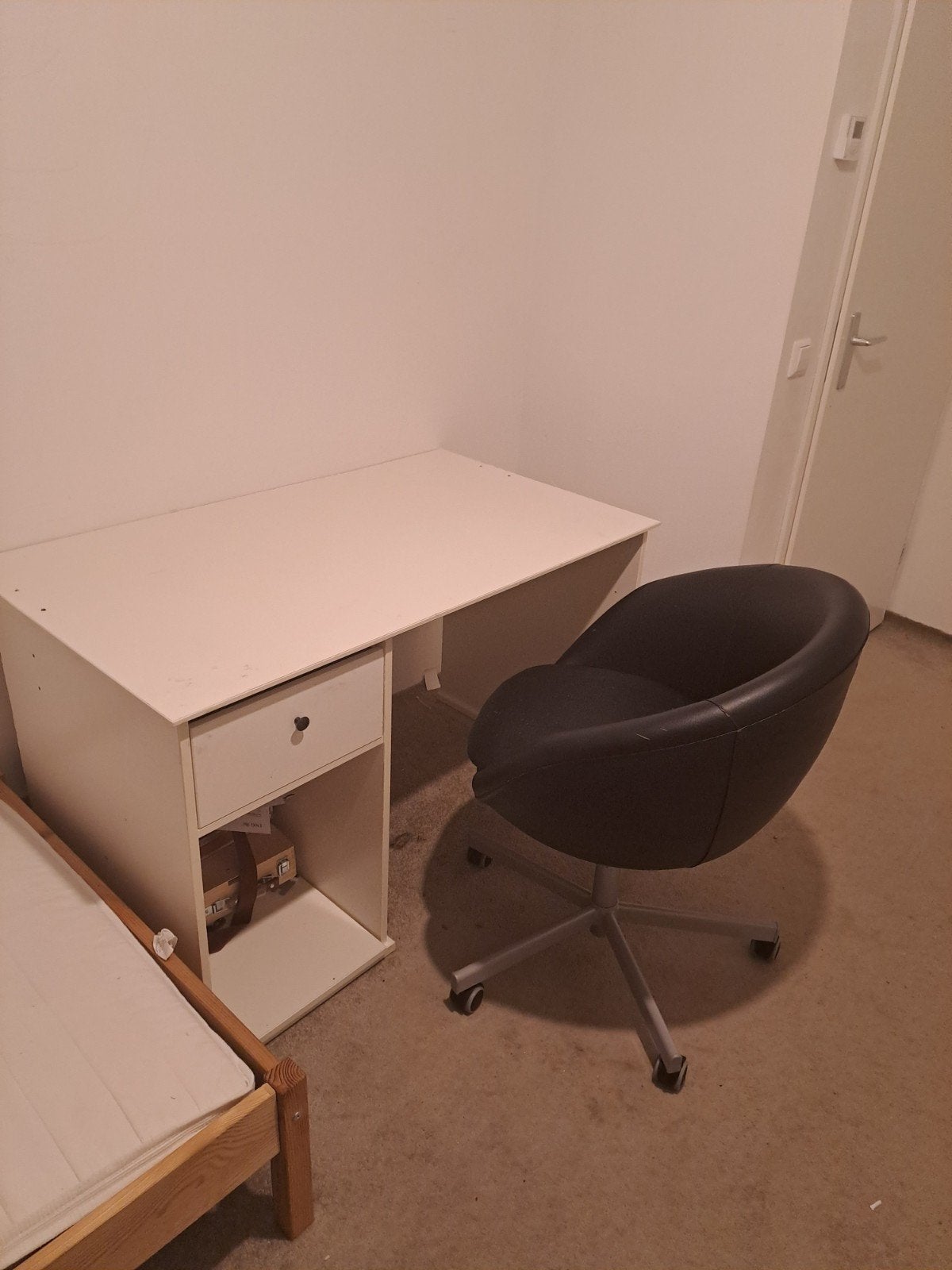 Gratis wit IKEA Bureau en bureaustoel, Ophalen of Verzenden, Gebruikt