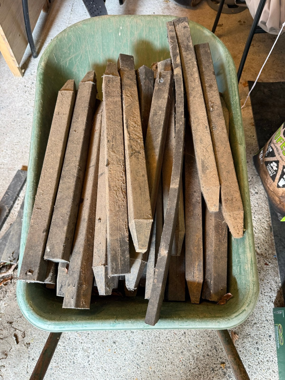 Kunststof piketpalen - 44 stuks, Tuin en Terras, Palen, Balken en Planken, Ophalen, Gebruikt, Minder dan 180 cm, Palen