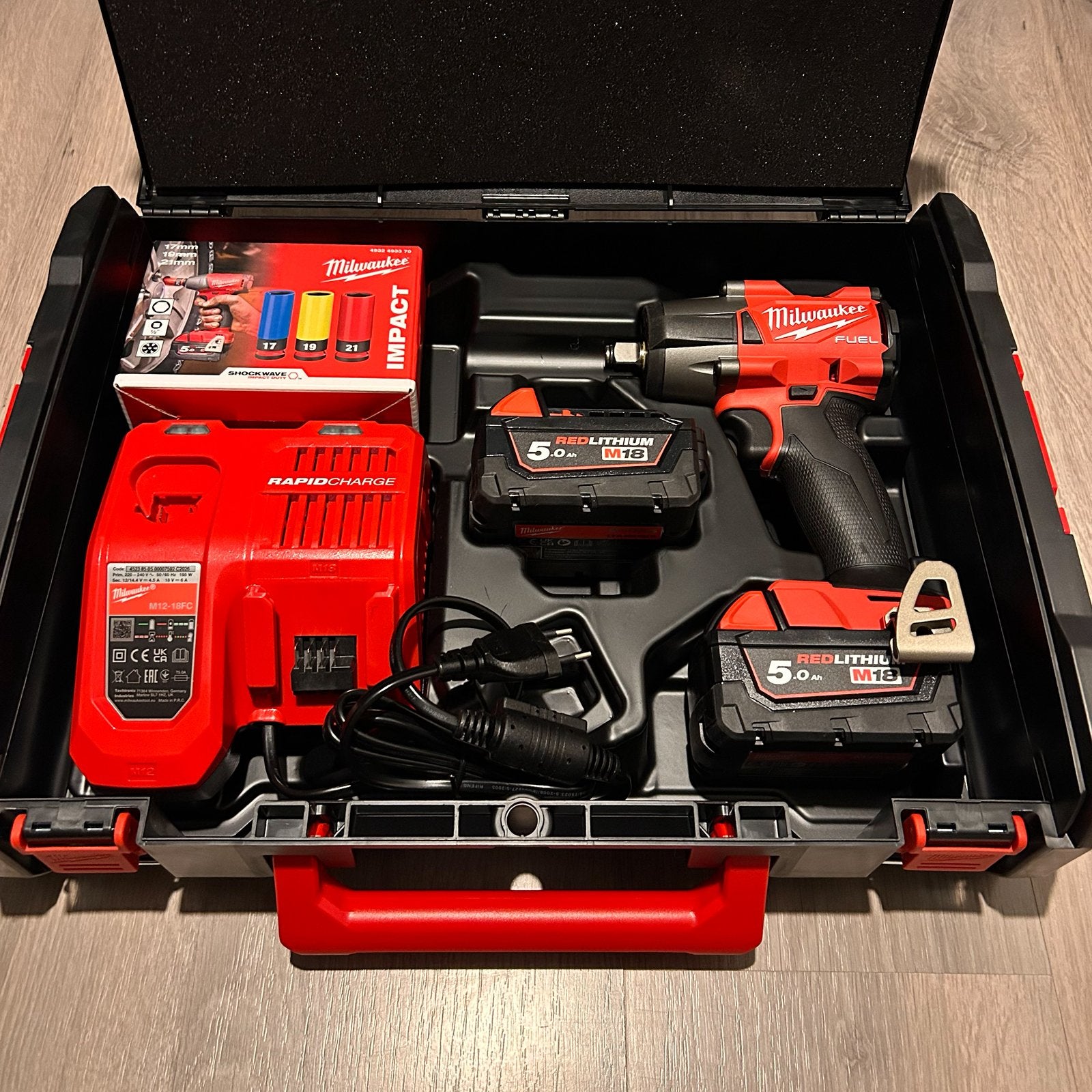 Foto 2 van Nieuwe Milwaukee M18 Fuel slagmoersleutel powerset.