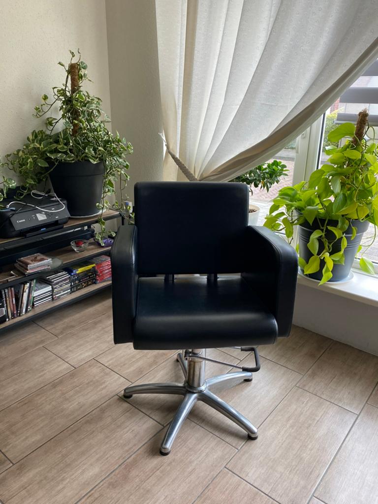 Kappersstoel met voetensteun, Huis en Inrichting, Ophalen, Kunststof, Gebruikt, Zwart