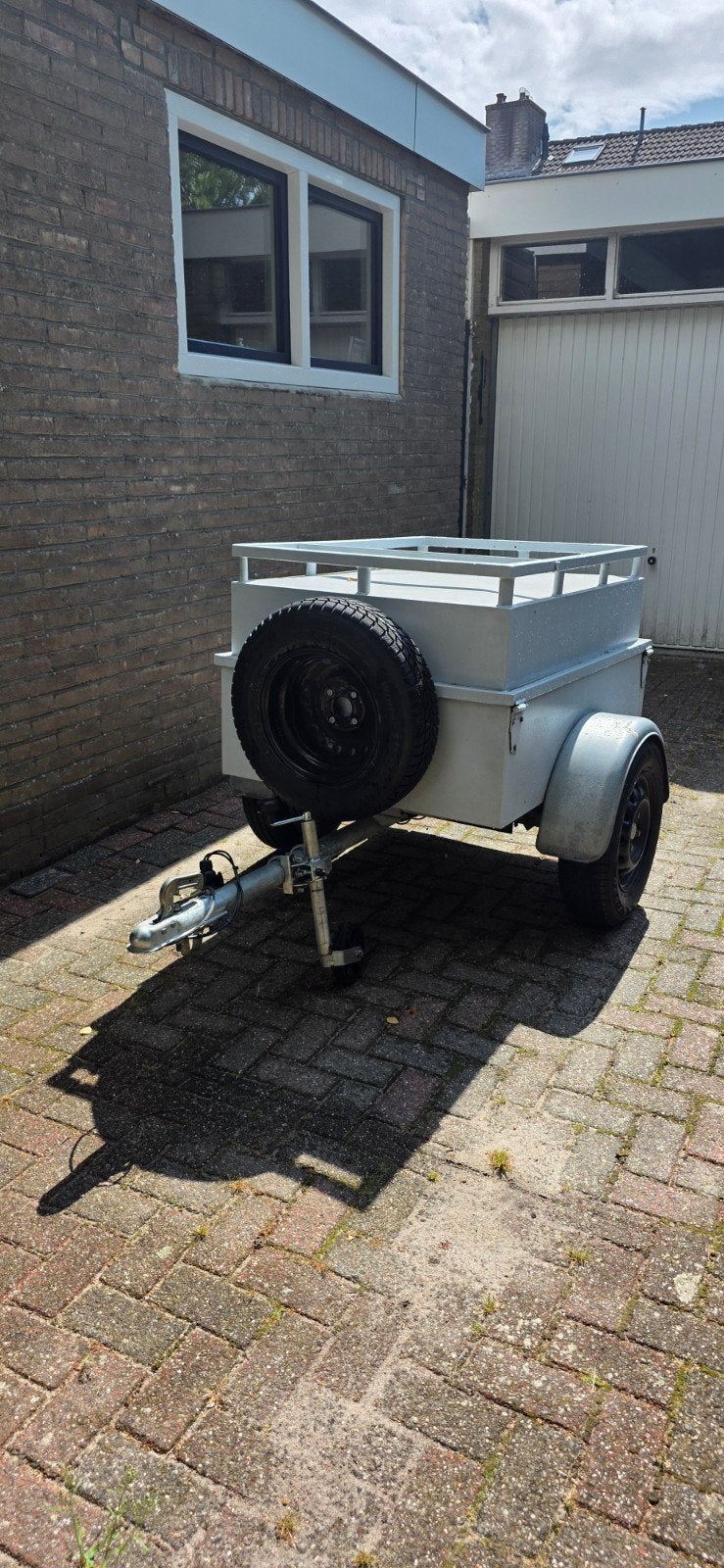 Compacte aanhanger met deksel en imperiaal, Ophalen, Zo goed als nieuw