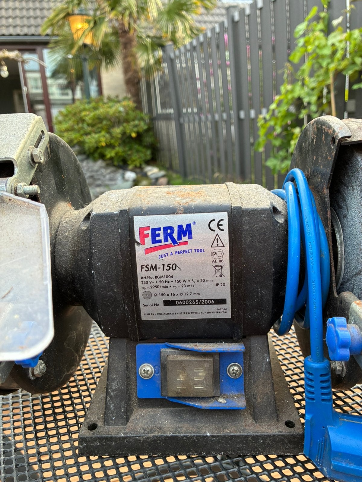 FERM FSM-150 tafelslijpmachine / dubbele slijpmachine 150 mm, Ophalen, Gebruikt, Minder dan 700 watt, Werkbankslijpmachine