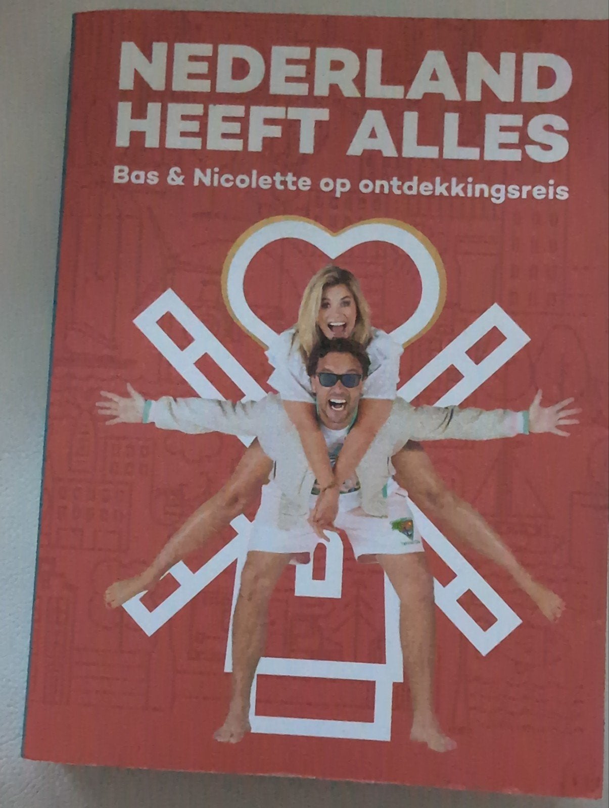Nederland Heeft Alles - Bas & Nicolette op ontdekkingsreis, Overige merken, Ophalen of Verzenden, Zo goed als nieuw, Reisgids of -boek