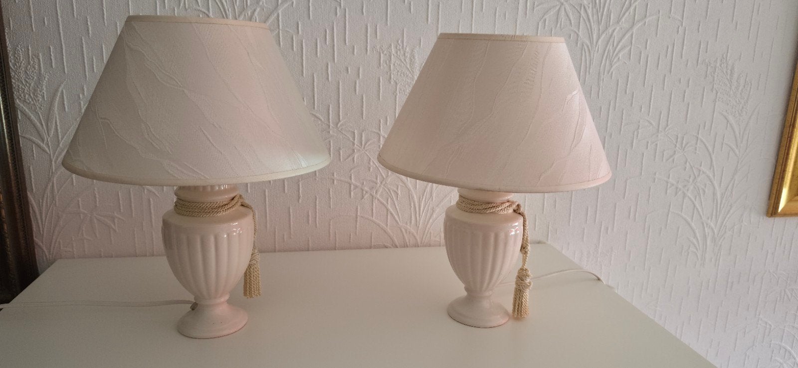 Set van 2 klassieke tafellampen met crèmekleurige kap, Huis en Inrichting, Lampen | Tafellampen, Gebruikt, Textiel, Met kap, Ophalen