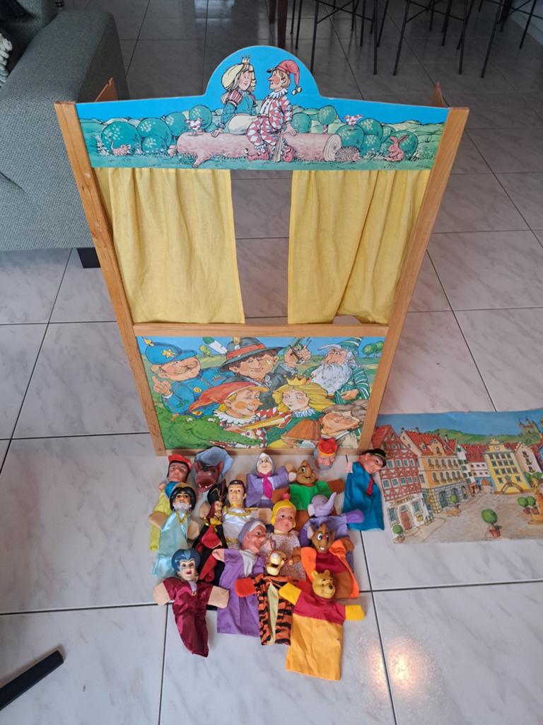 Poppenkast + 17 Disney-handpoppen - vintage, 100 cm x  63 cm, Ophalen, Gebruikt, Overige typen